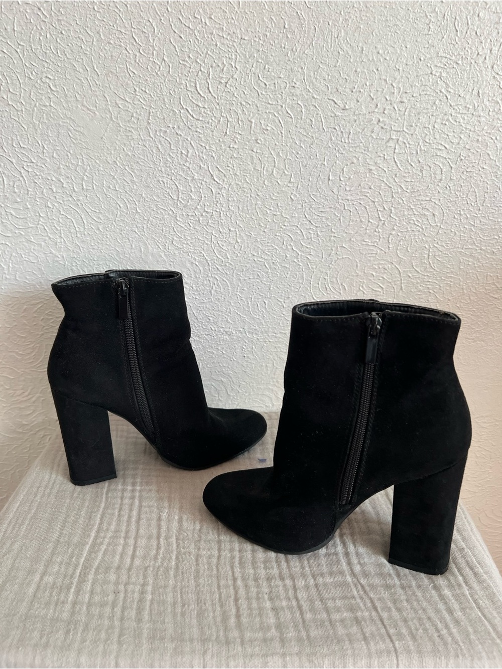 Bamboo Women's Suede-like Black Ankle Boots Block Heel - Picture 2 of 6